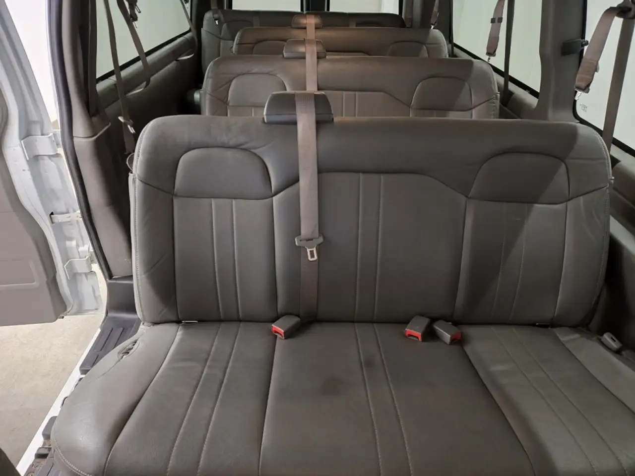 Chevrolet Express Passenger снимка Chevrolet Express Passenger
