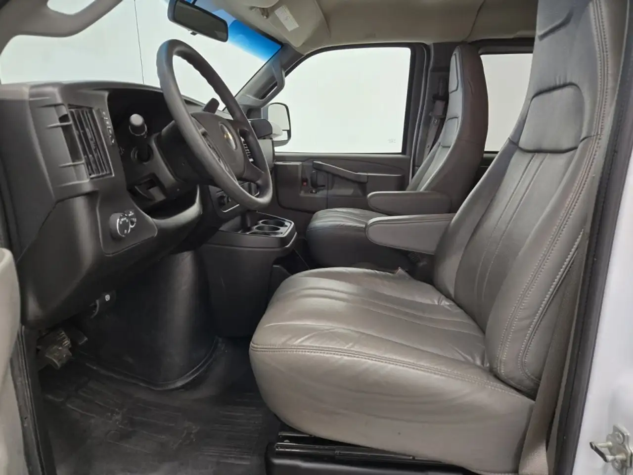 Chevrolet Express Passenger снимка Chevrolet Express Passenger