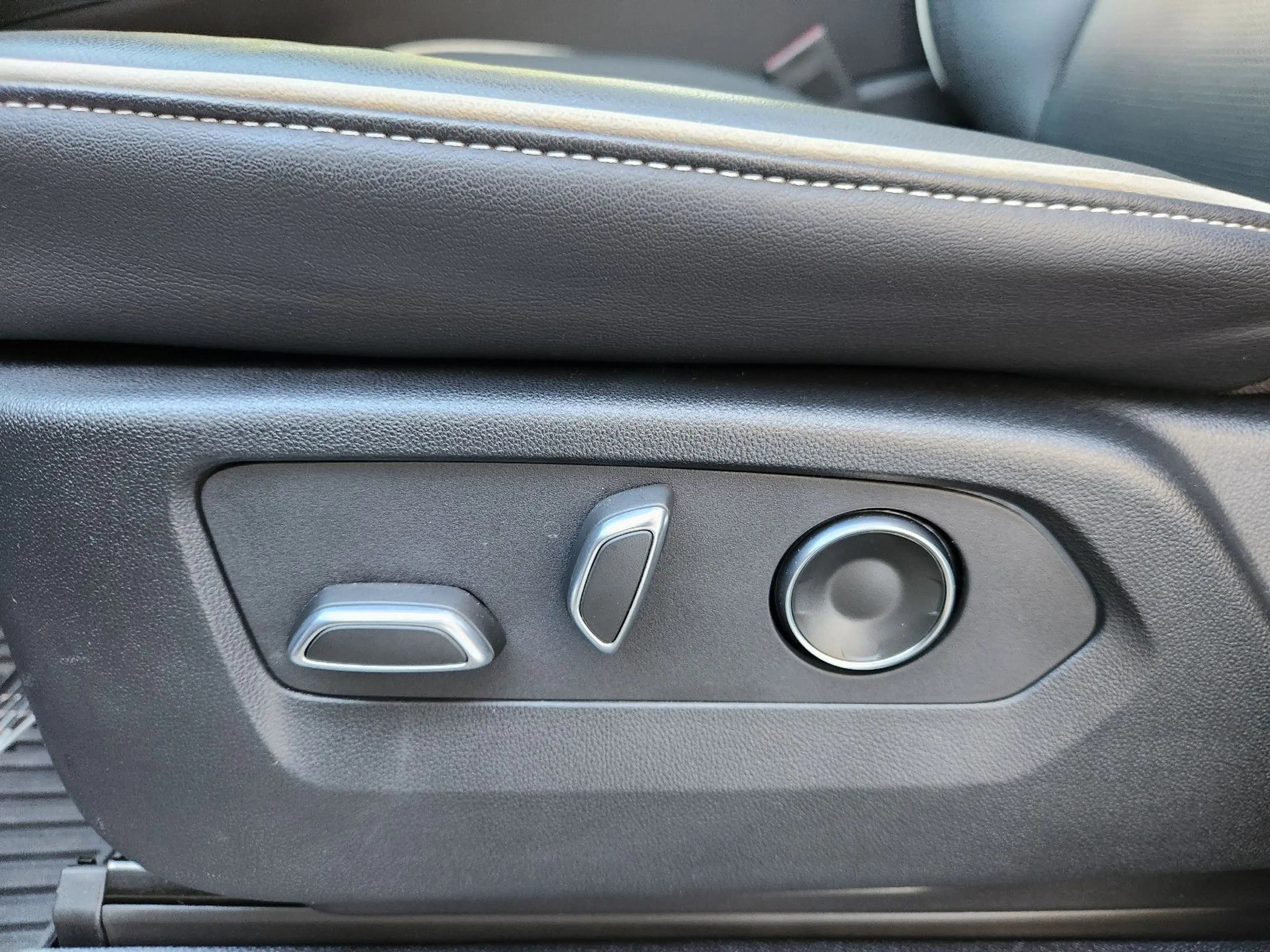 Cadillac Escalade PREMIUM LUXURY 6.2 7-Sitzer Pano CarPl. — photo 13