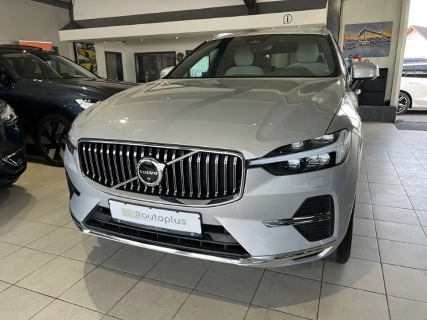Volvo XC60 T6 Plus Bright Recharge AWD Tailored Wool Silber - 2