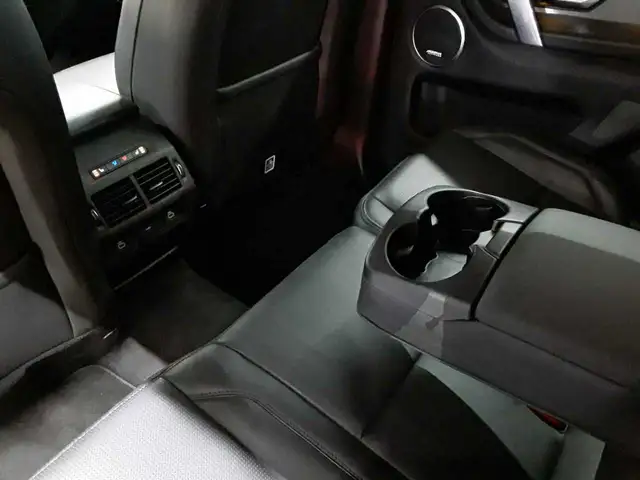 Land Rover Discovery view 8