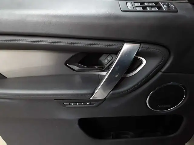 Land Rover Discovery view 4