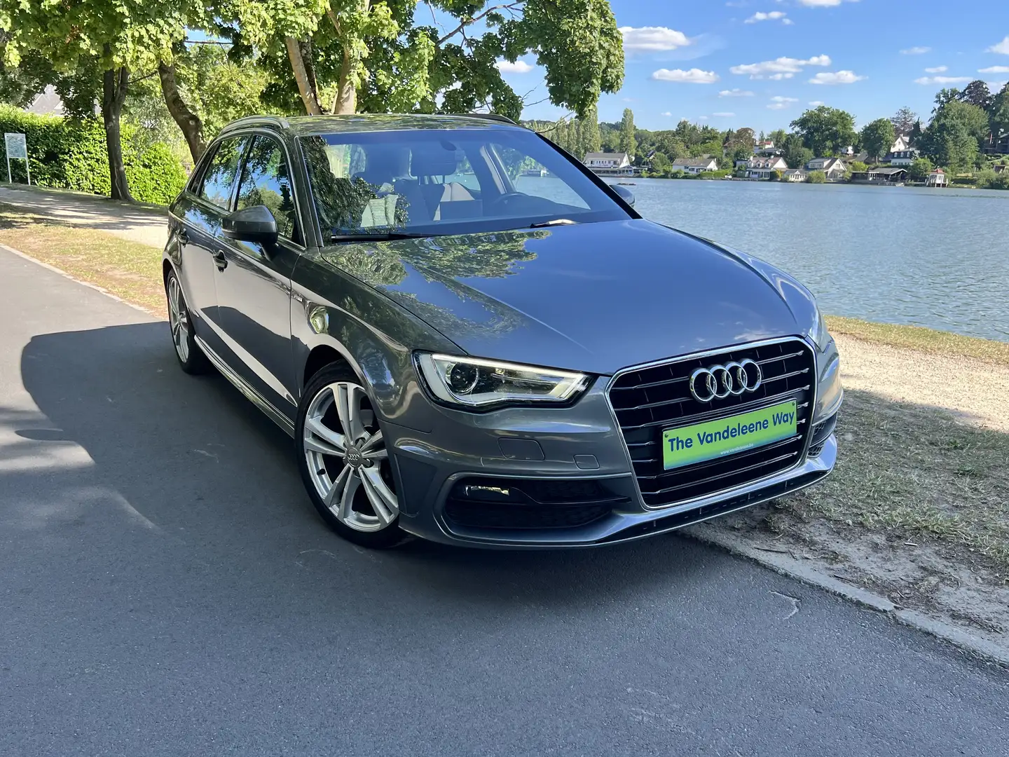 Audi A3 A3 Sportback 1.6 TDi Ambition S line Grijs - 1