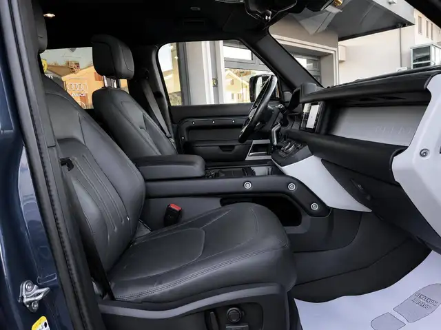 Land Rover Defender view 10