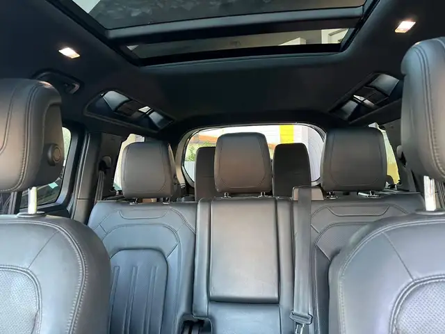 Land Rover Defender view 13