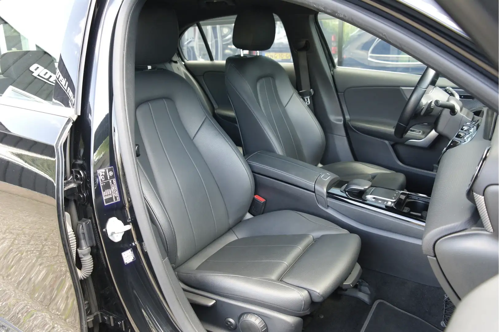 Mercedes-Benz A 180 Business Solution Luxury | NL-Auto |  Leder | Crui Zwart - 2