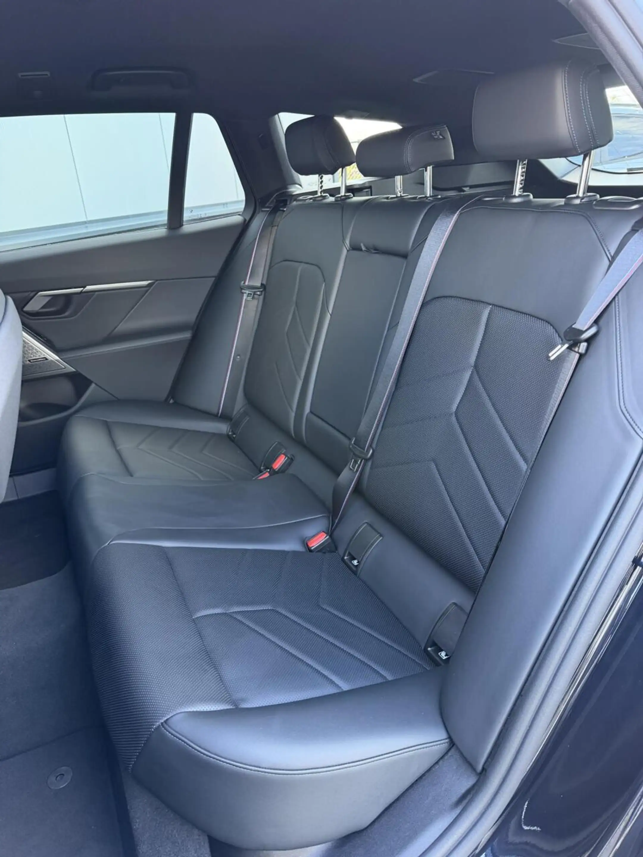 BMW i5 Touring eDrive40 M Sport Edition 84 kWh — photo 9