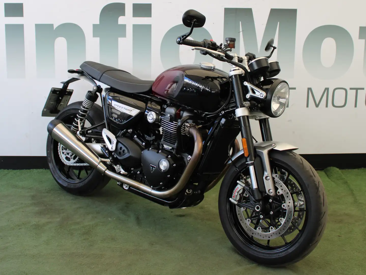 Triumph Speed Twin 1200 Stealth Edition - 2