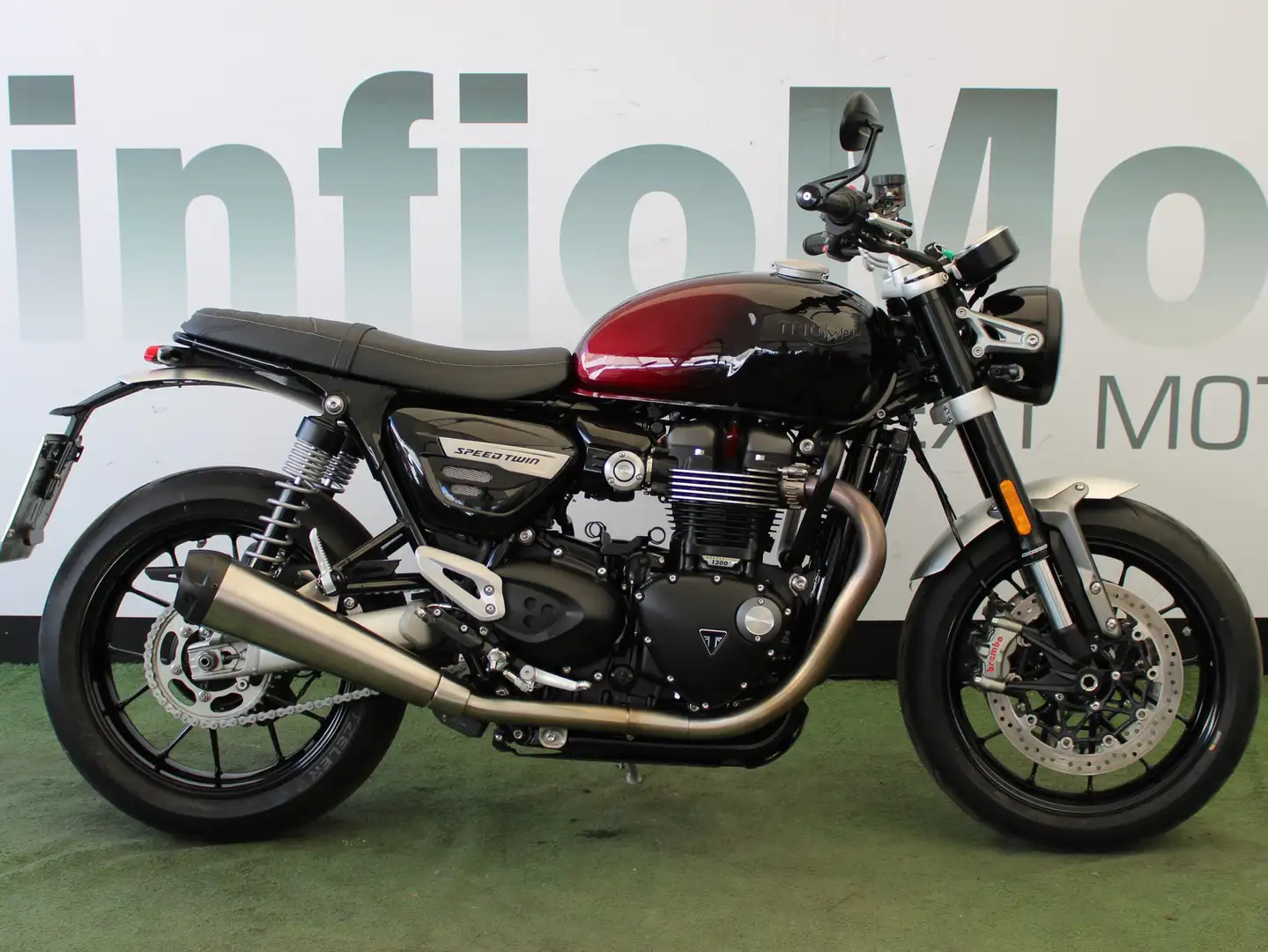 Triumph Speed Twin 1200 Stealth Edition - 1
