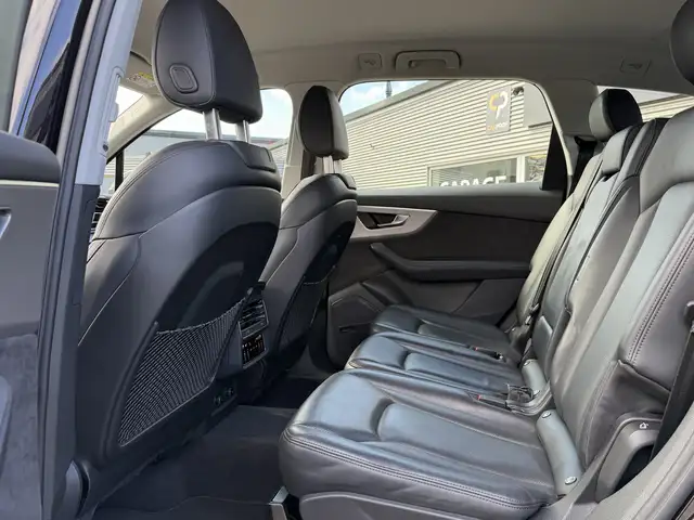 Audi Q7 view 4