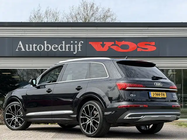 Audi Q7 view 5