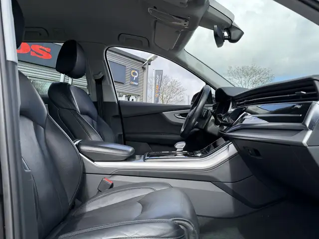 Audi Q7 view 8
