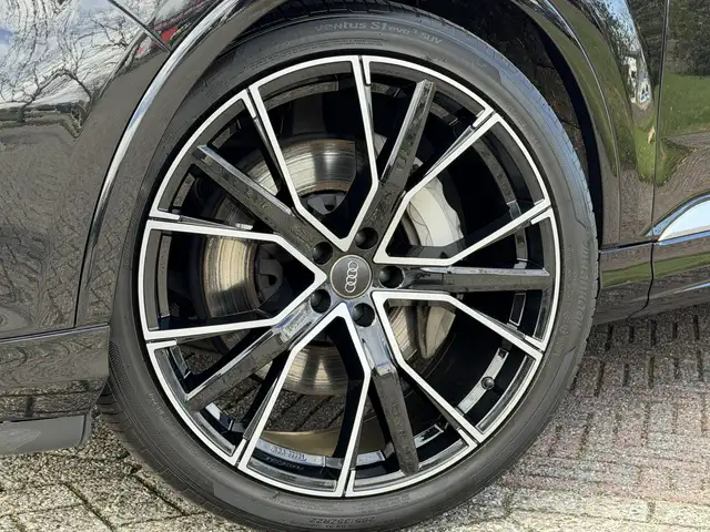 Audi Q7 view 10