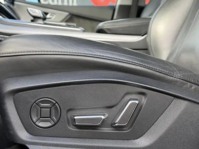 Audi Q7 view 12
