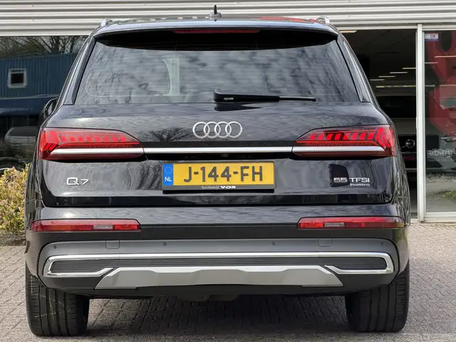 Audi Q7 view 7