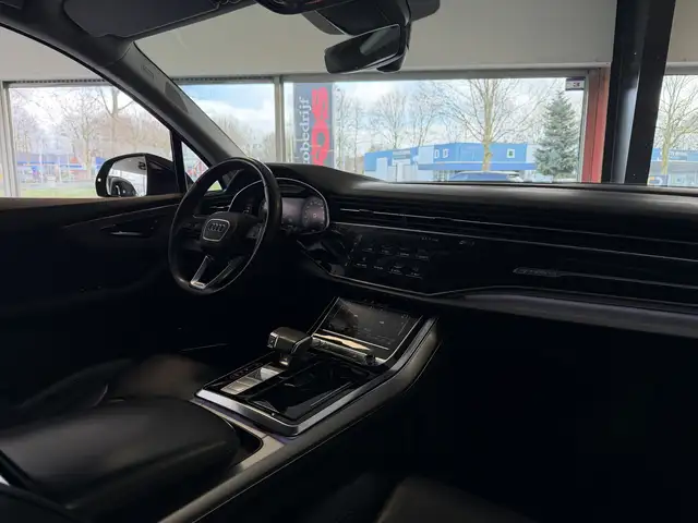 Audi Q7 view 6