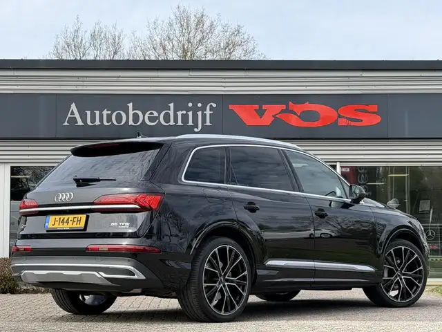 Audi Q7 view 9