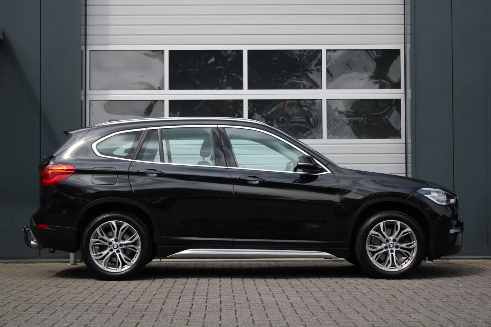 BMW X1 SDrive20i Orange Edition II 192pk Head-Up/Stoelver Noir - 2