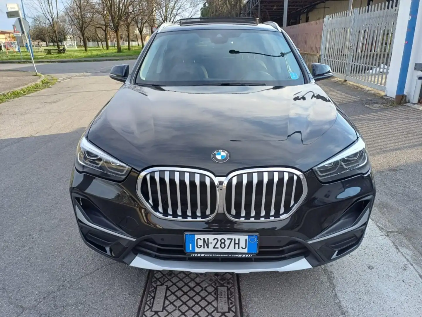 BMW X1 sDrive18d xLine Plus Tetto Telecamera Full optiona Negro - 2