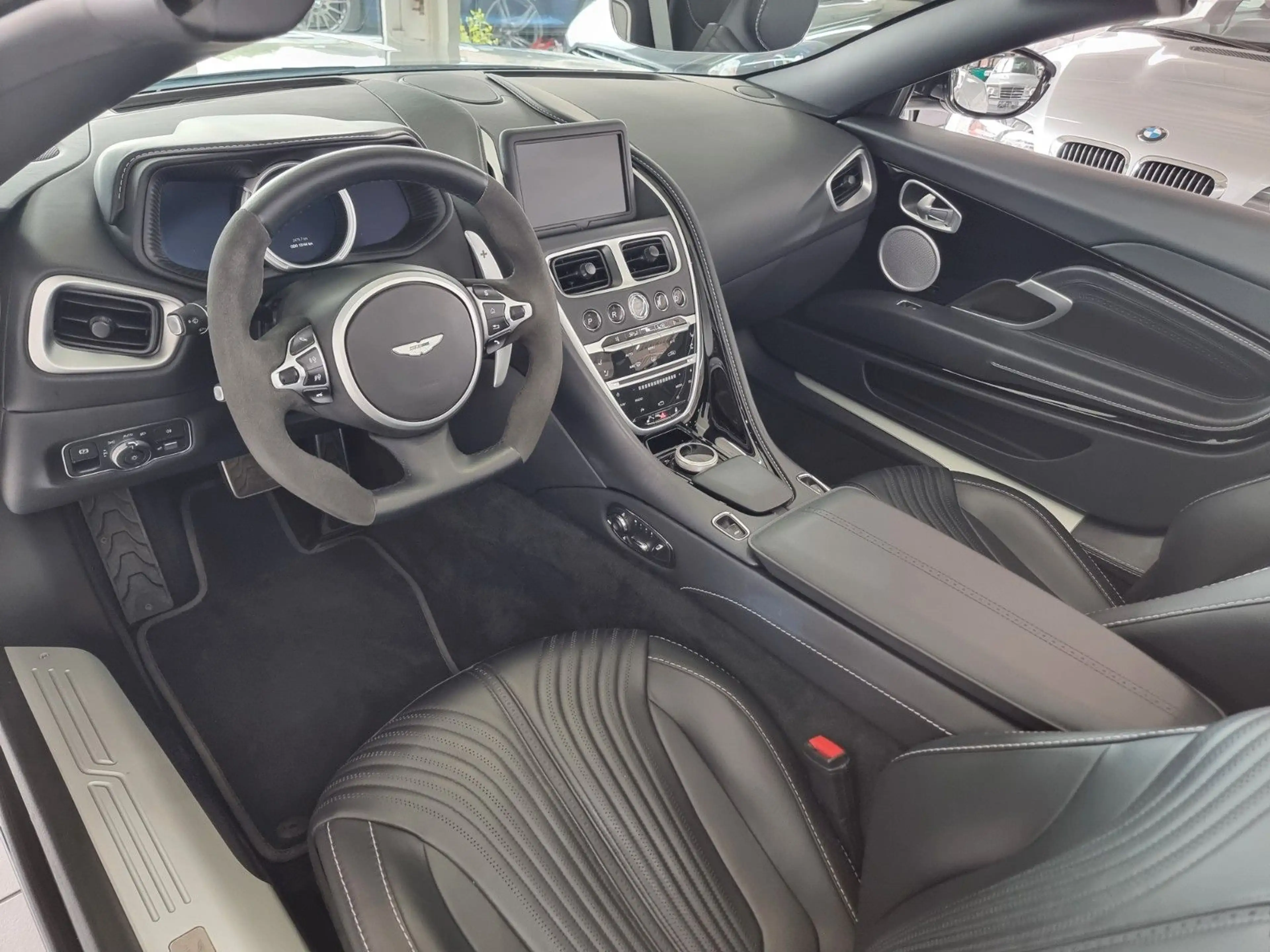 Aston Martin DB11 4.0 V8 Volante/Lighting Silver/Like new! — photo 12