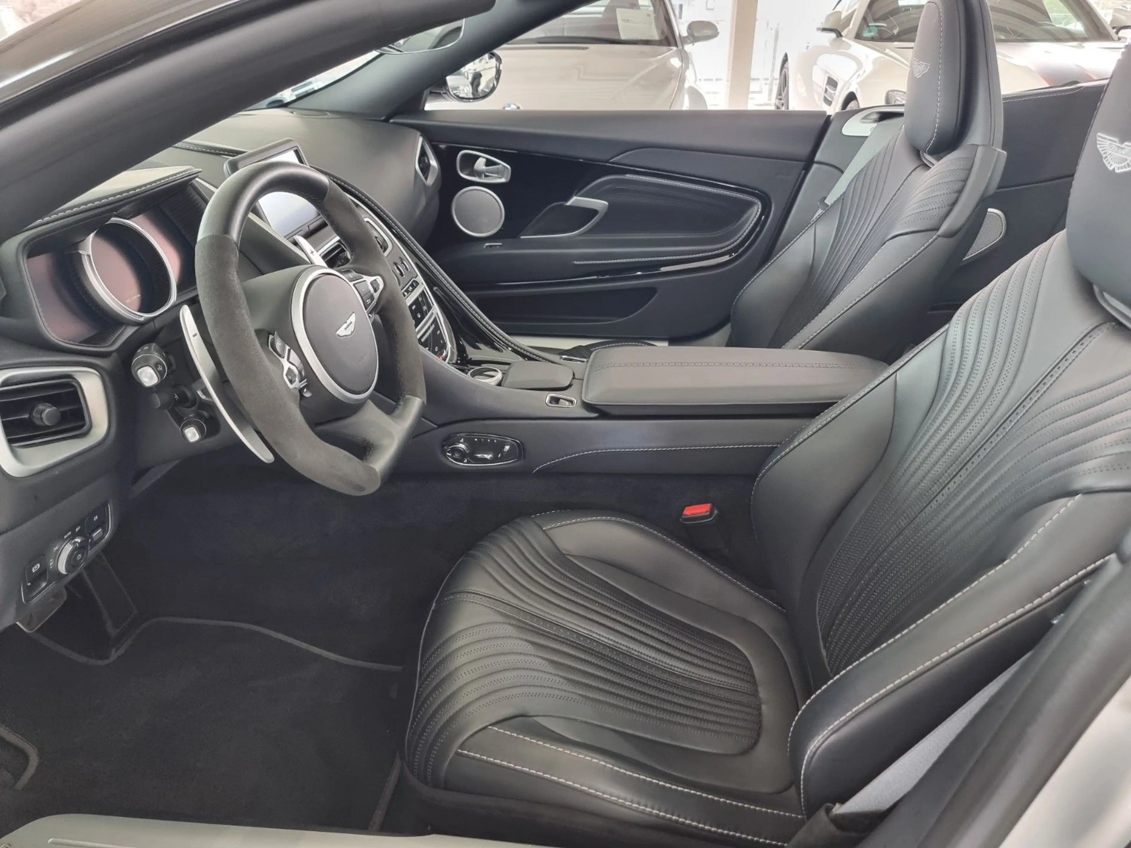 Aston Martin DB11 4.0 V8 Volante/Lighting Silver/Like new! — photo 13