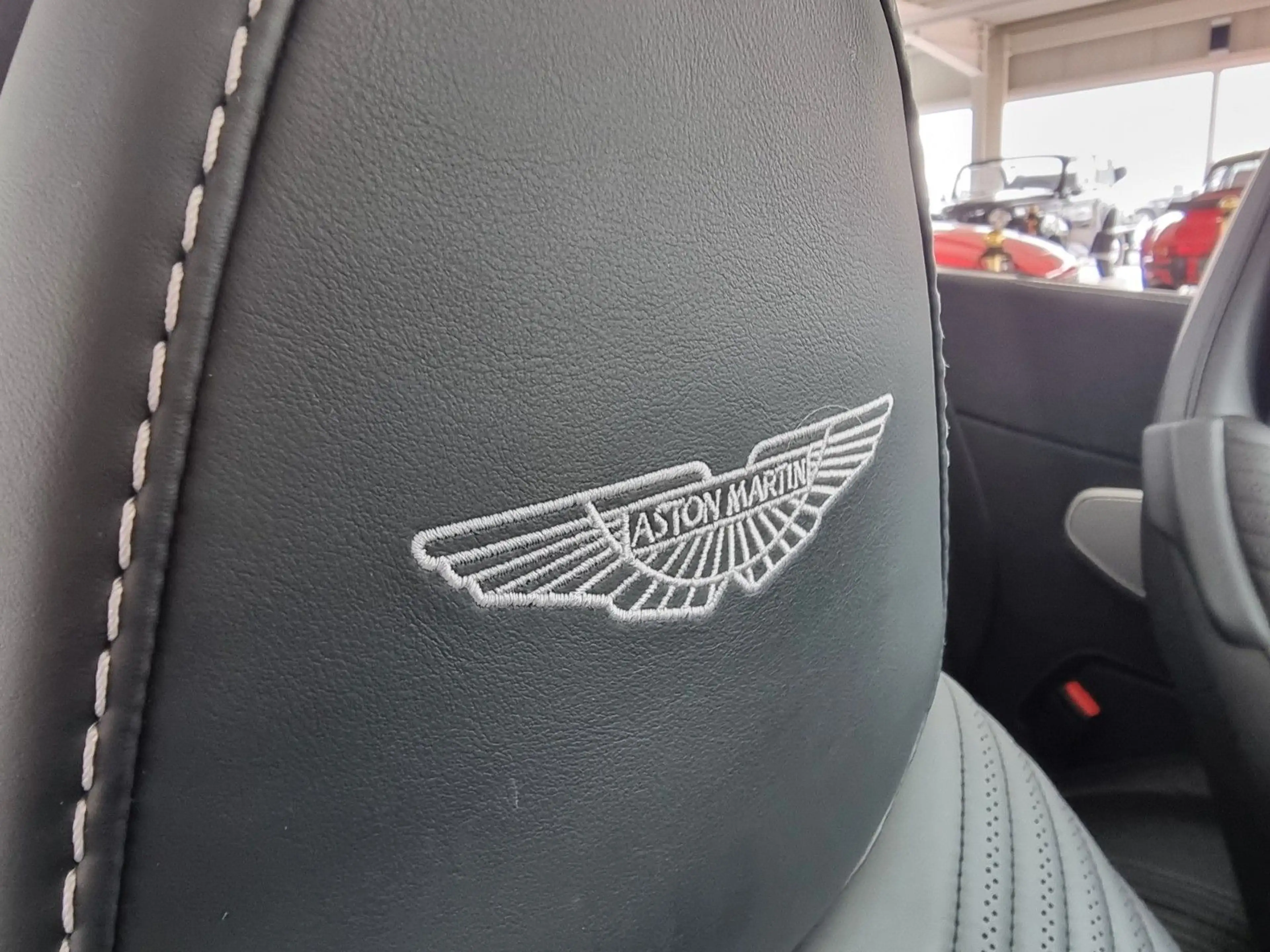 Aston Martin DB11 4.0 V8 Volante/Lighting Silver/Like new! — photo 15