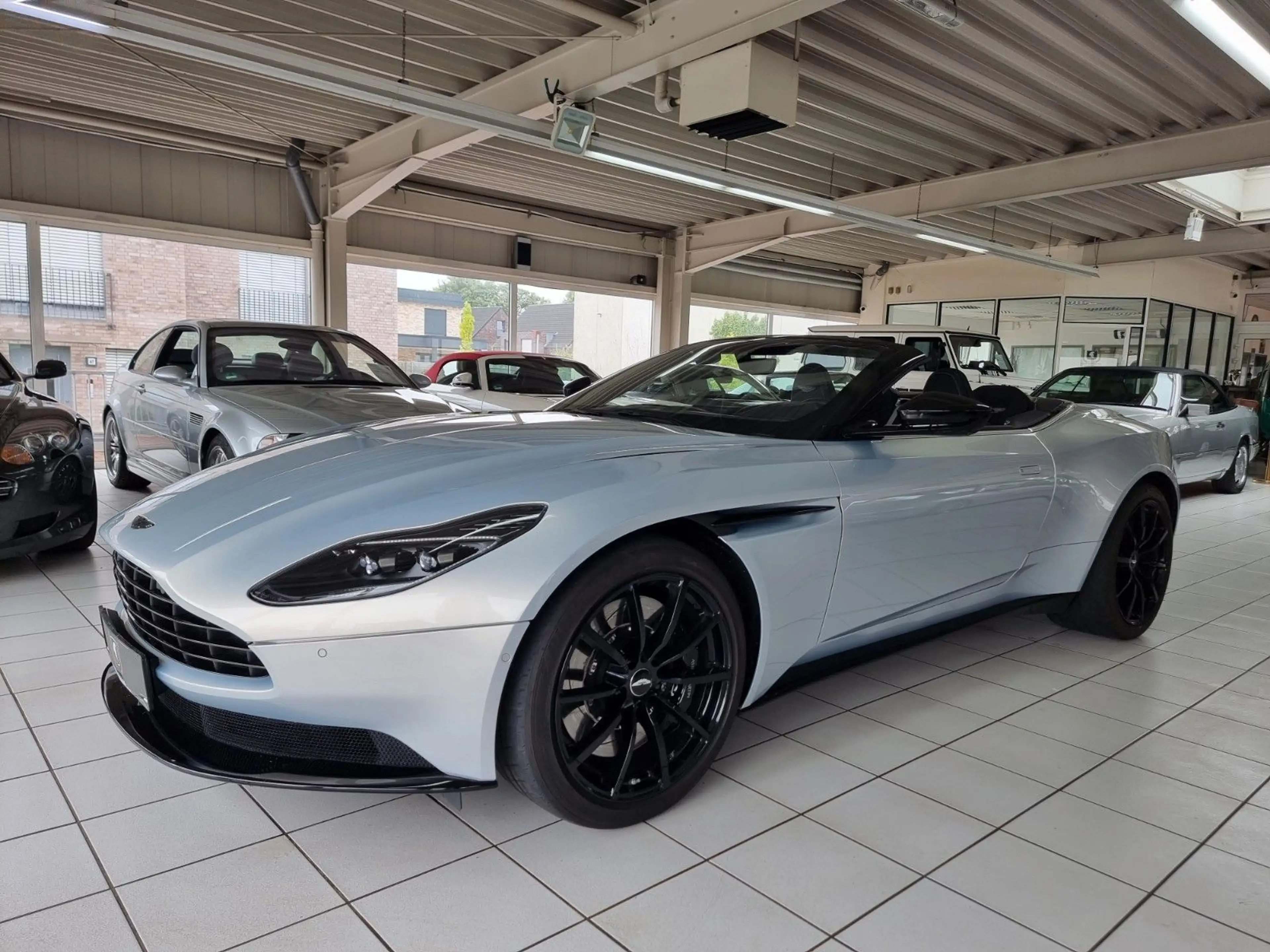 Aston Martin DB11 4.0 V8 Volante/Lighting Silver/Like new! — photo 9