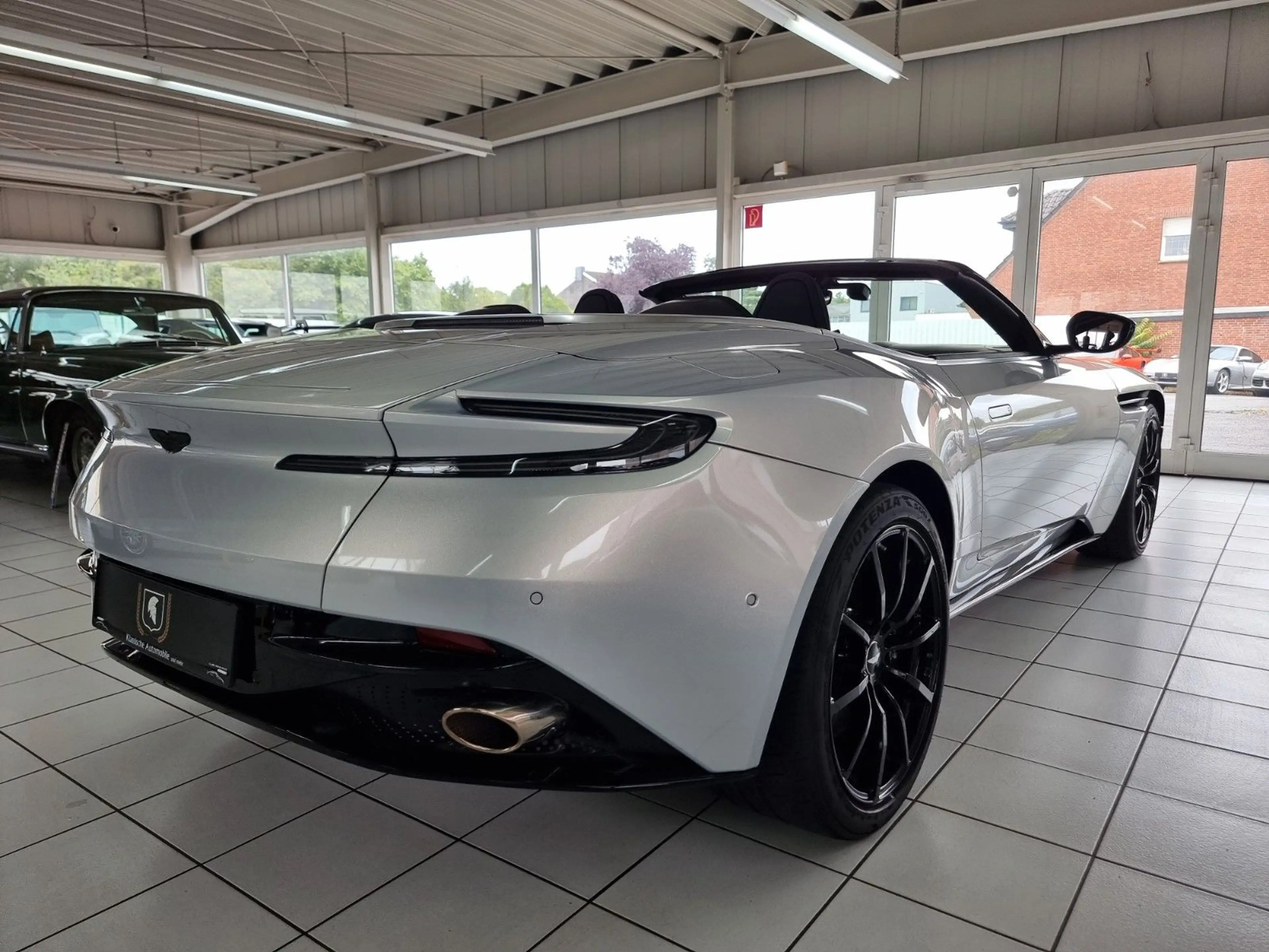 Aston Martin DB11 4.0 V8 Volante/Lighting Silver/Like new! — photo 7