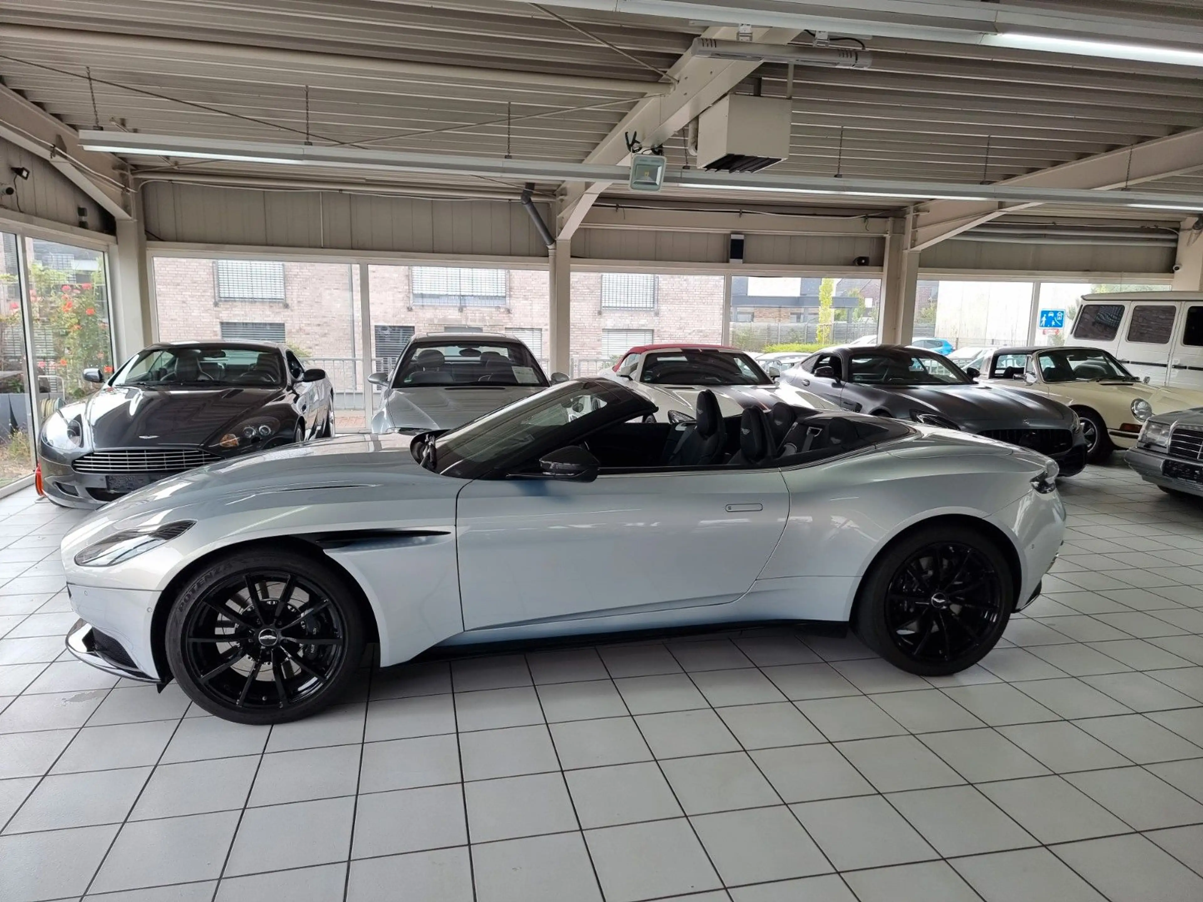 Aston Martin DB11 4.0 V8 Volante/Lighting Silver/Like new! — photo 5