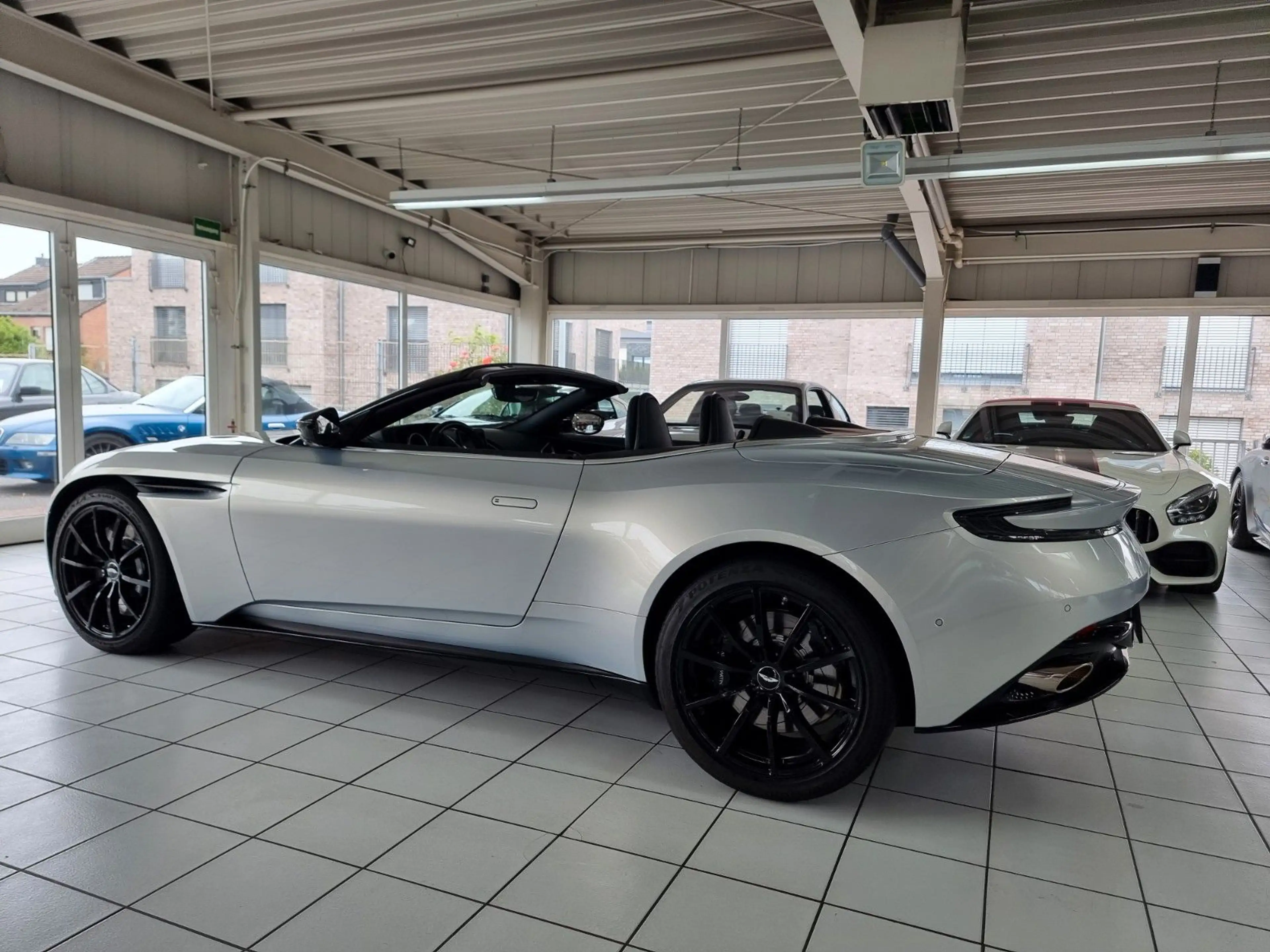 Aston Martin DB11 4.0 V8 Volante/Lighting Silver/Like new! — photo 6