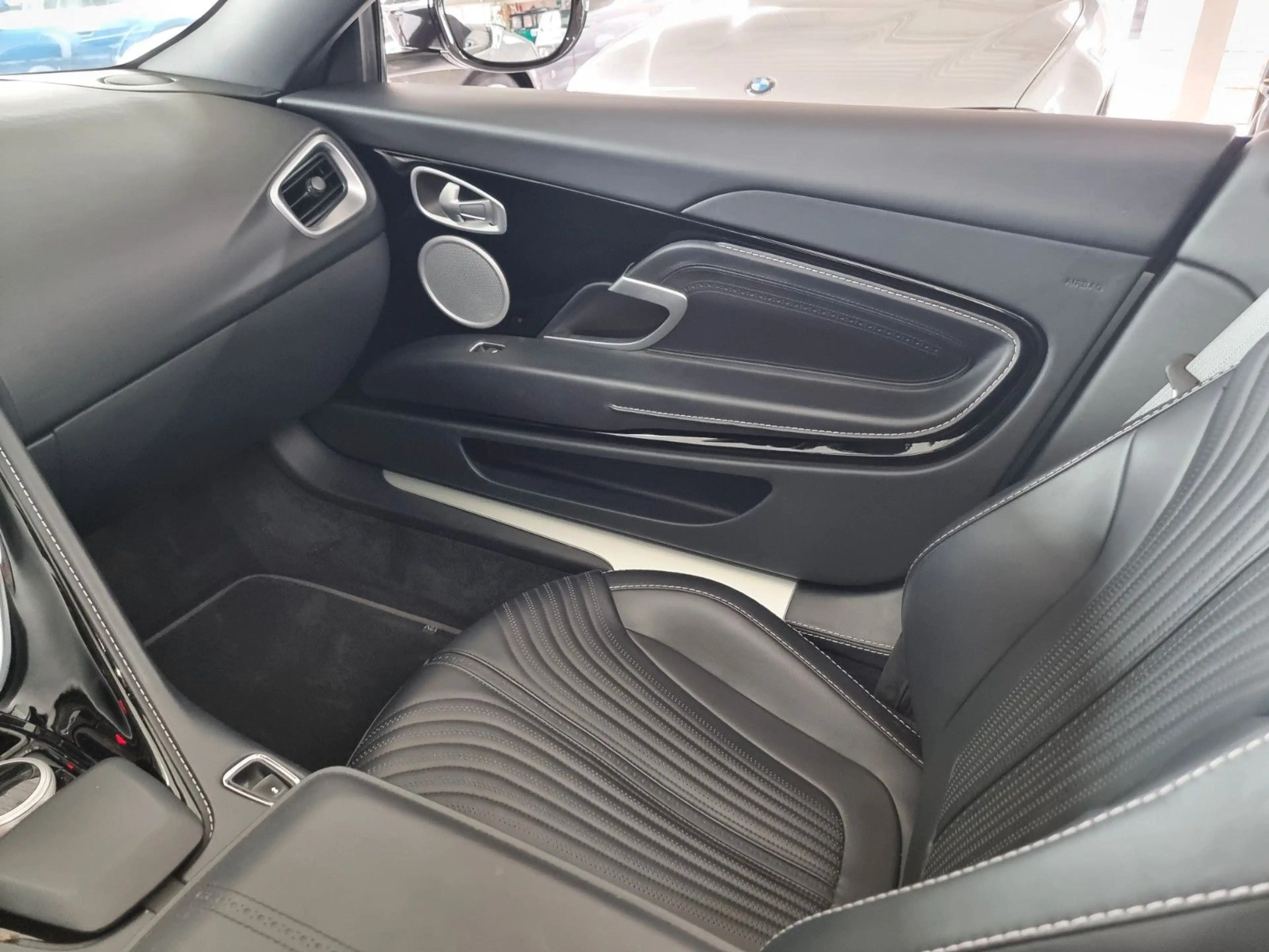 Aston Martin DB11 4.0 V8 Volante/Lighting Silver/Like new! — photo 14