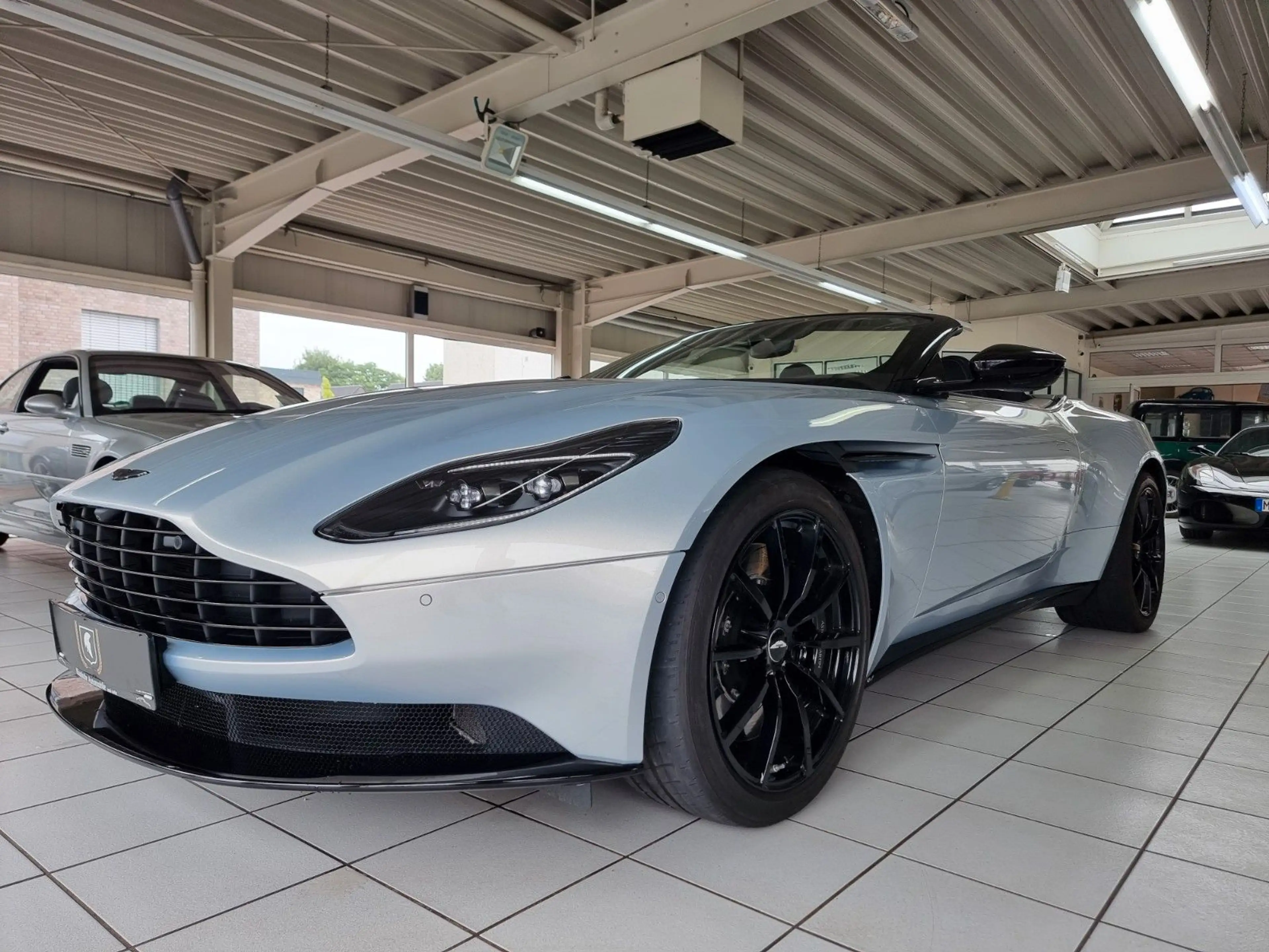 Aston Martin DB11 4.0 V8 Volante/Lighting Silver/Like new!