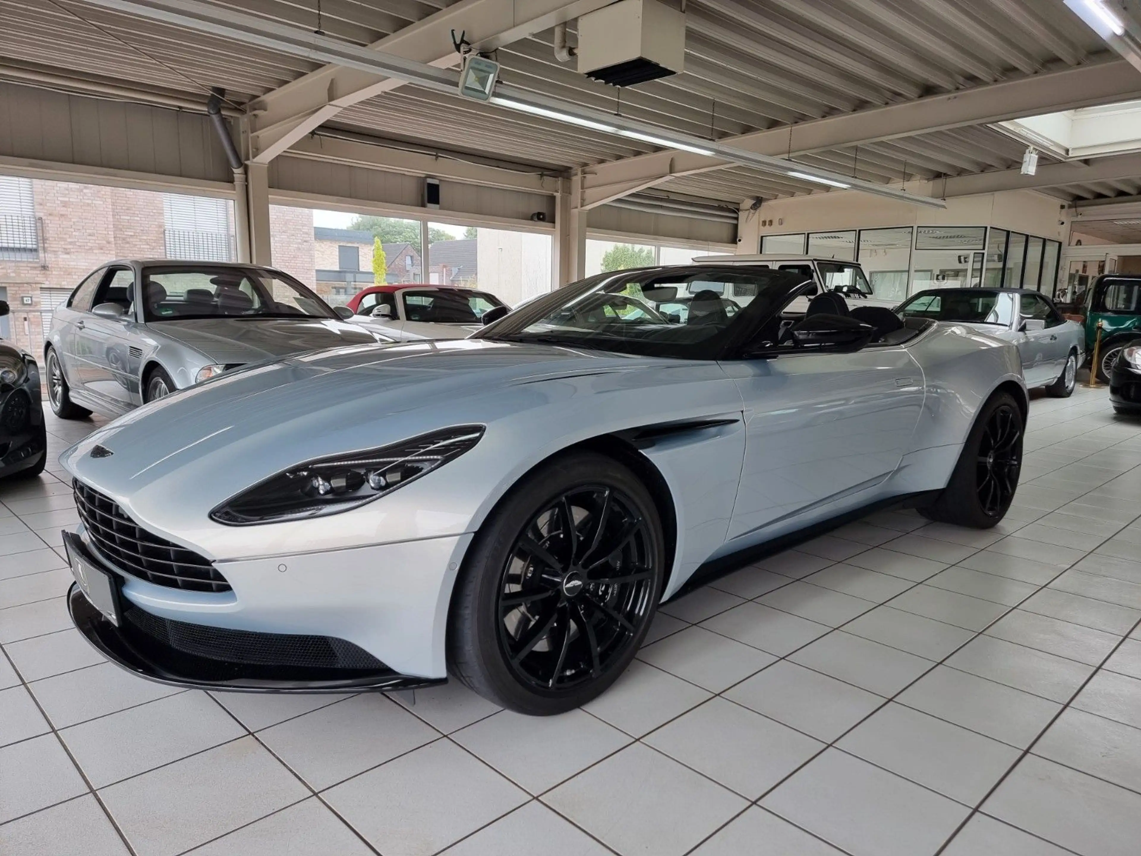 Aston Martin DB11 4.0 V8 Volante/Lighting Silver/Like new! — photo 4