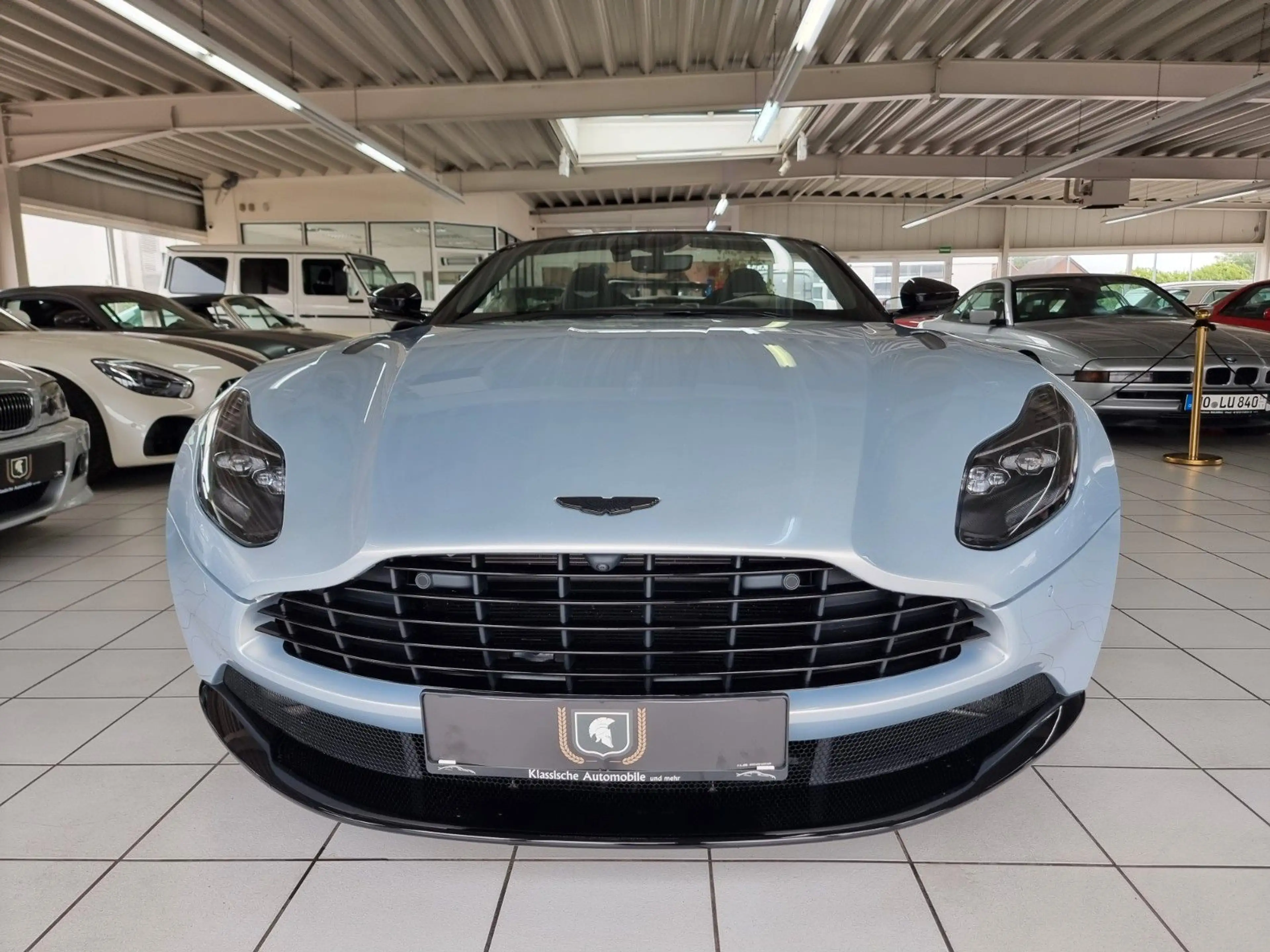 Aston Martin DB11 4.0 V8 Volante/Lighting Silver/Like new! — photo 8