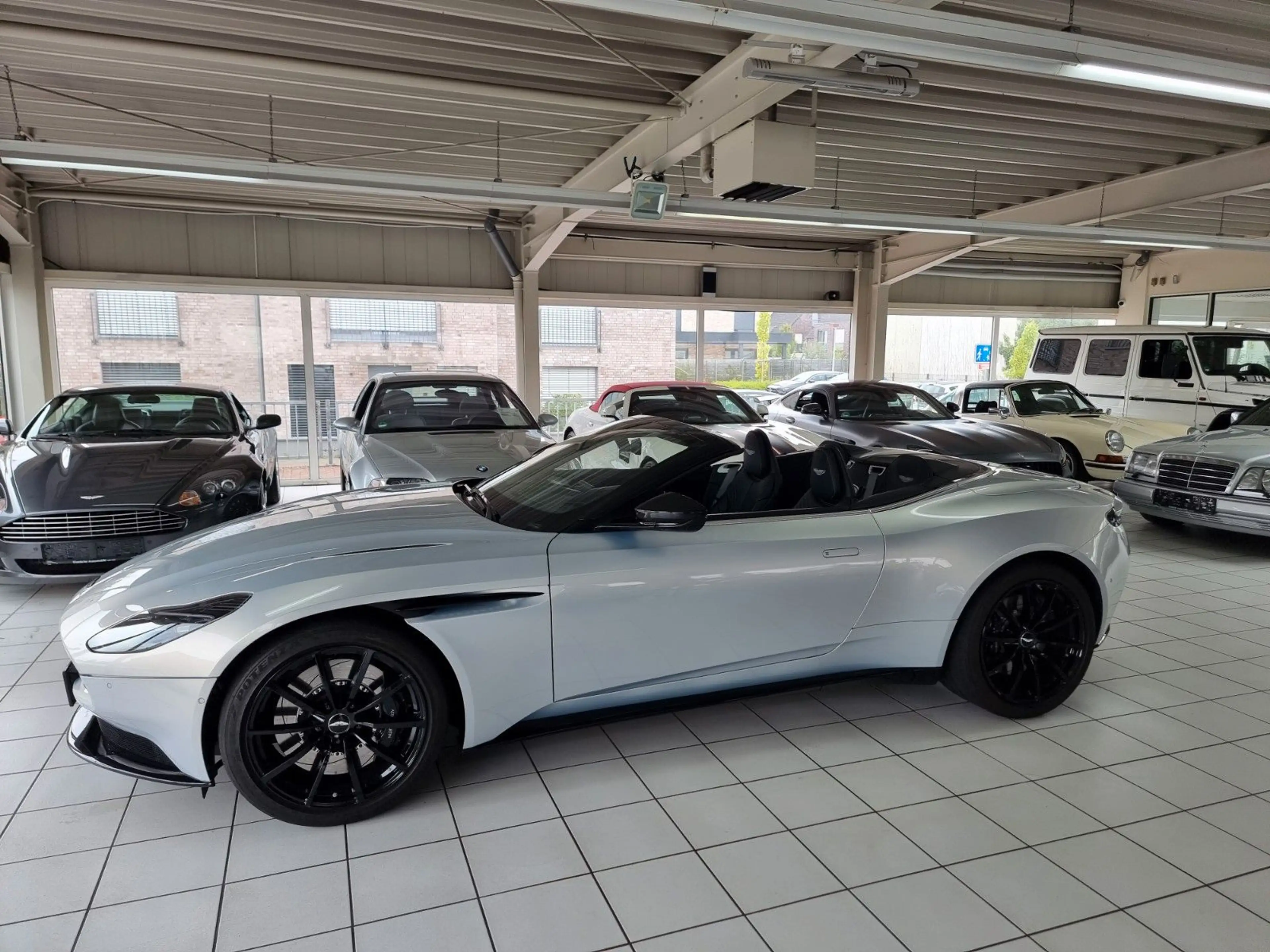 Aston Martin DB11 4.0 V8 Volante/Lighting Silver/Like new! — photo 3