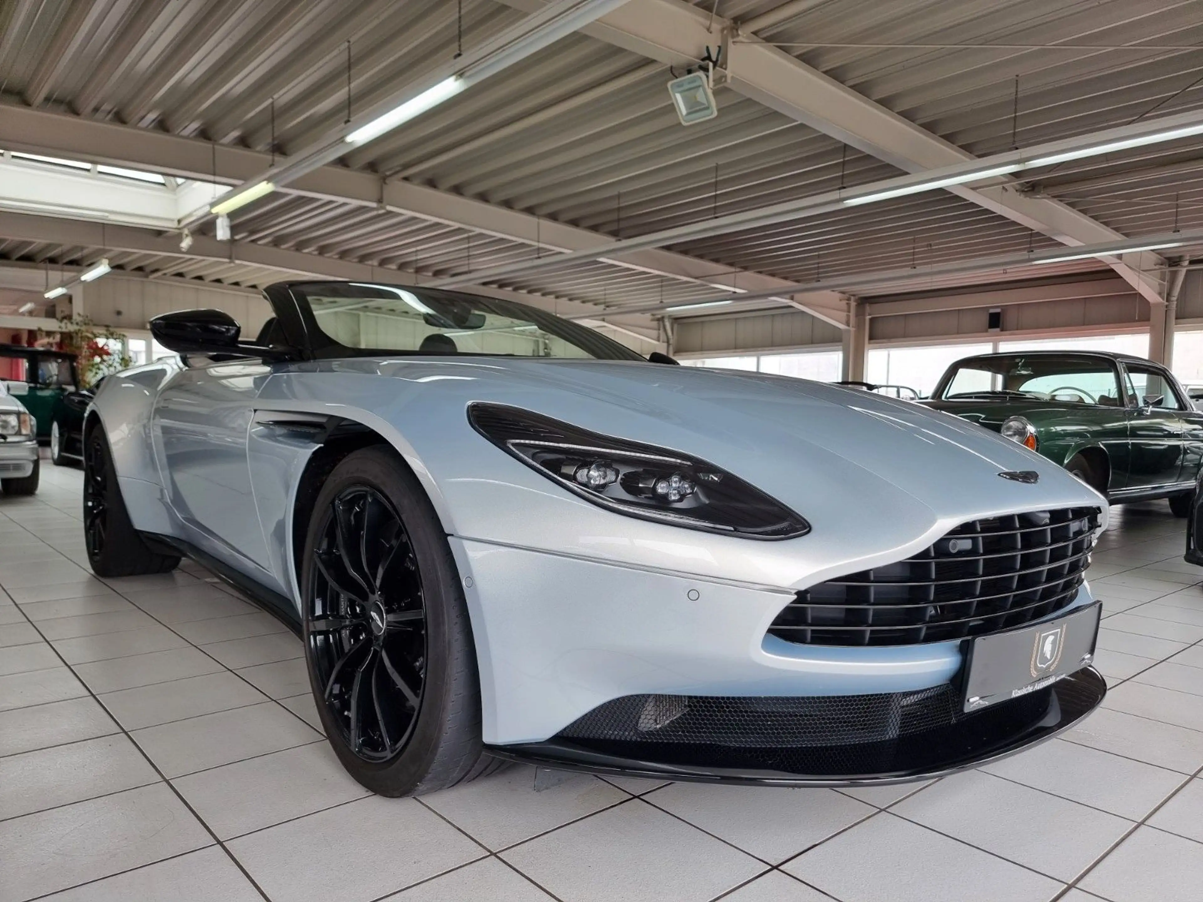 Aston Martin DB11 4.0 V8 Volante/Lighting Silver/Like new! — photo 10