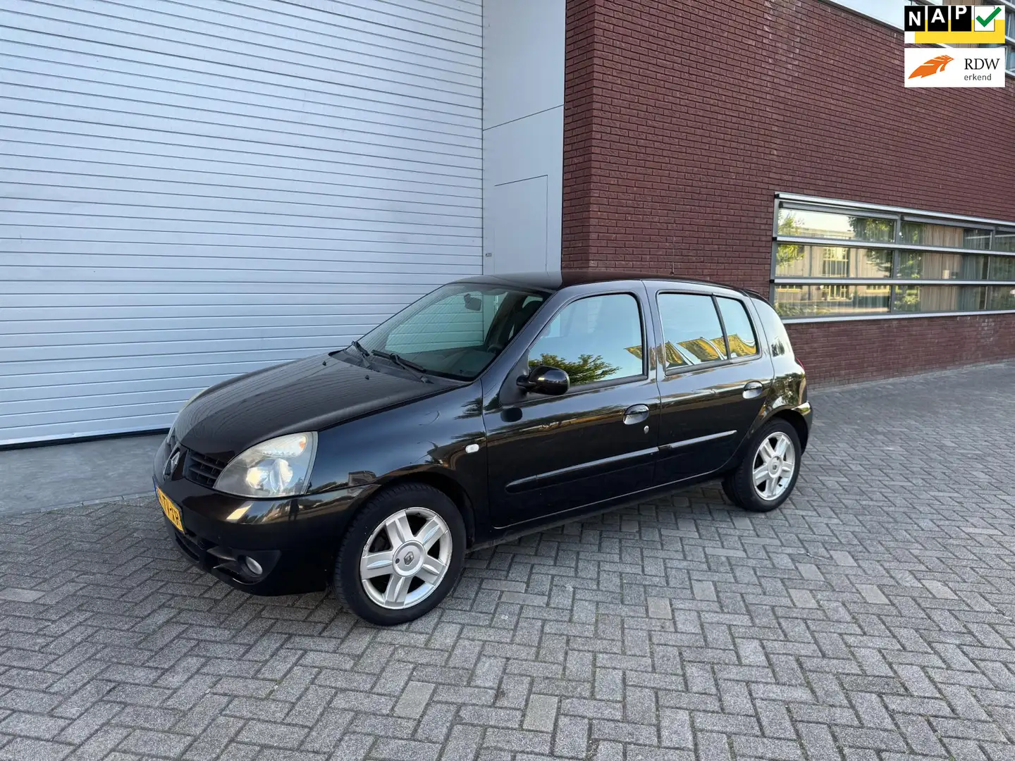 Renault Clio 1.2-16V Campus 5 Drs Airco Isofix Lmv Nap Zwart - 1