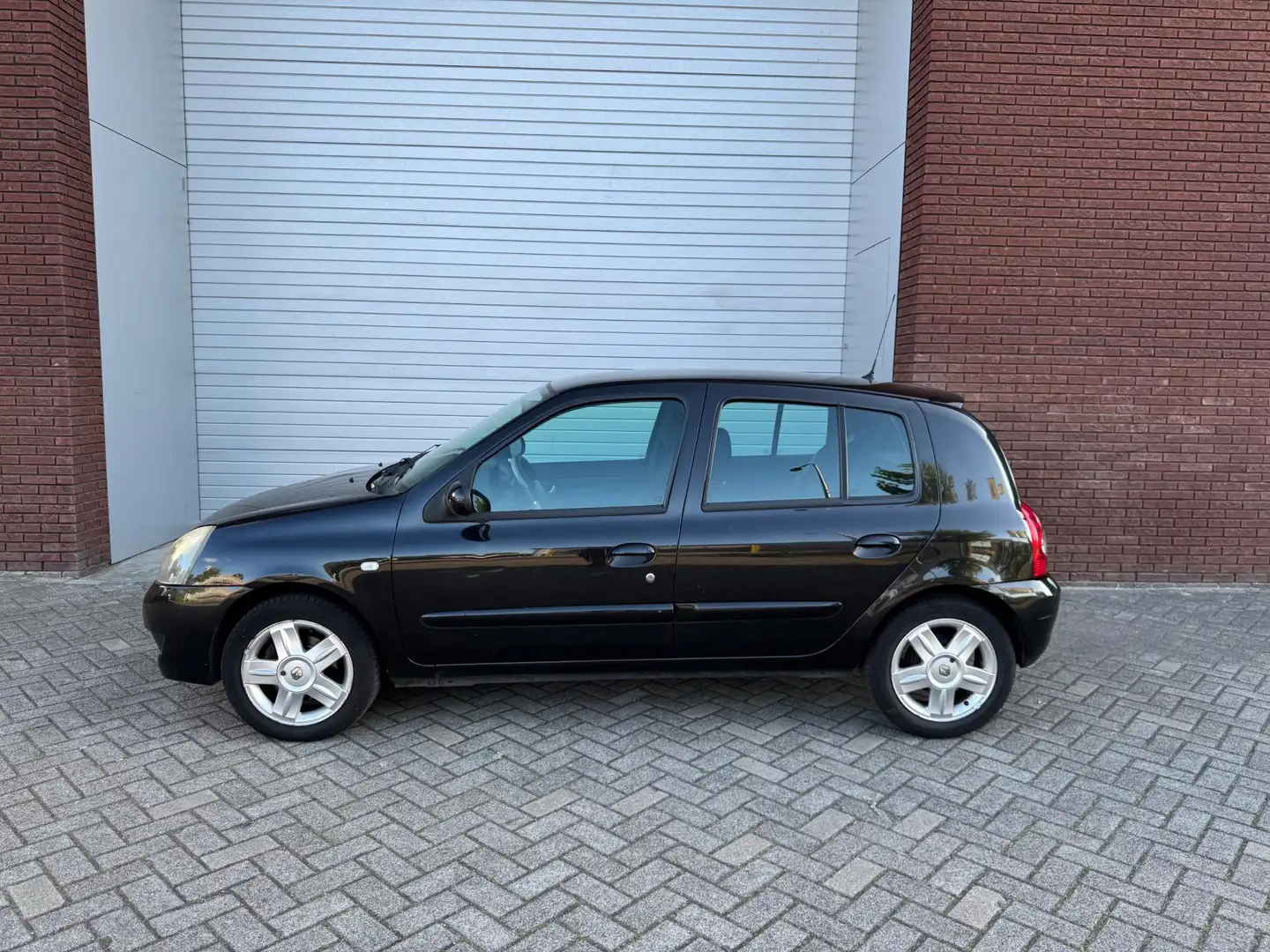 Renault Clio 1.2-16V Campus 5 Drs Airco Isofix Lmv Nap Zwart - 2
