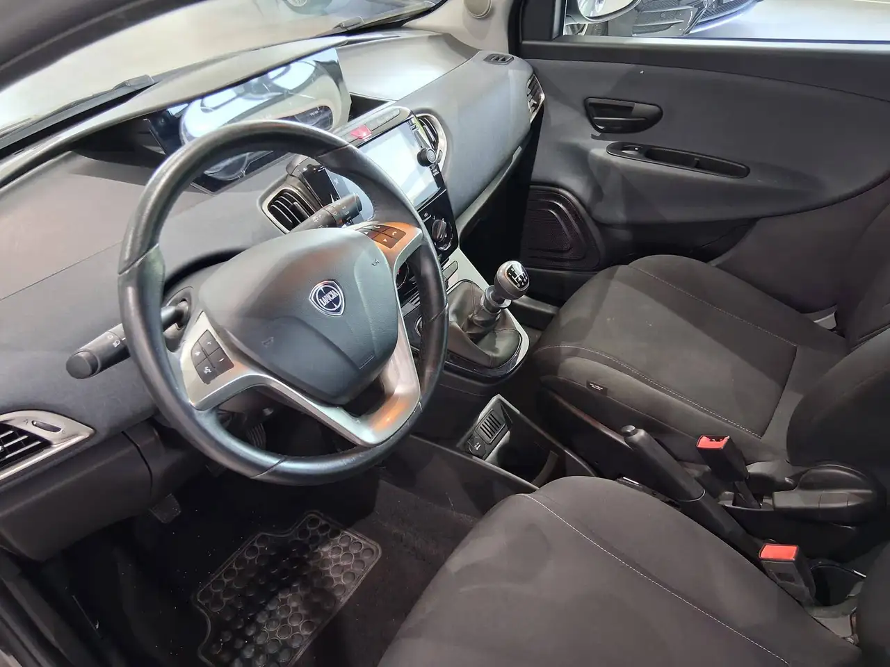 Lancia Ypsilon 2023 — фото 12
