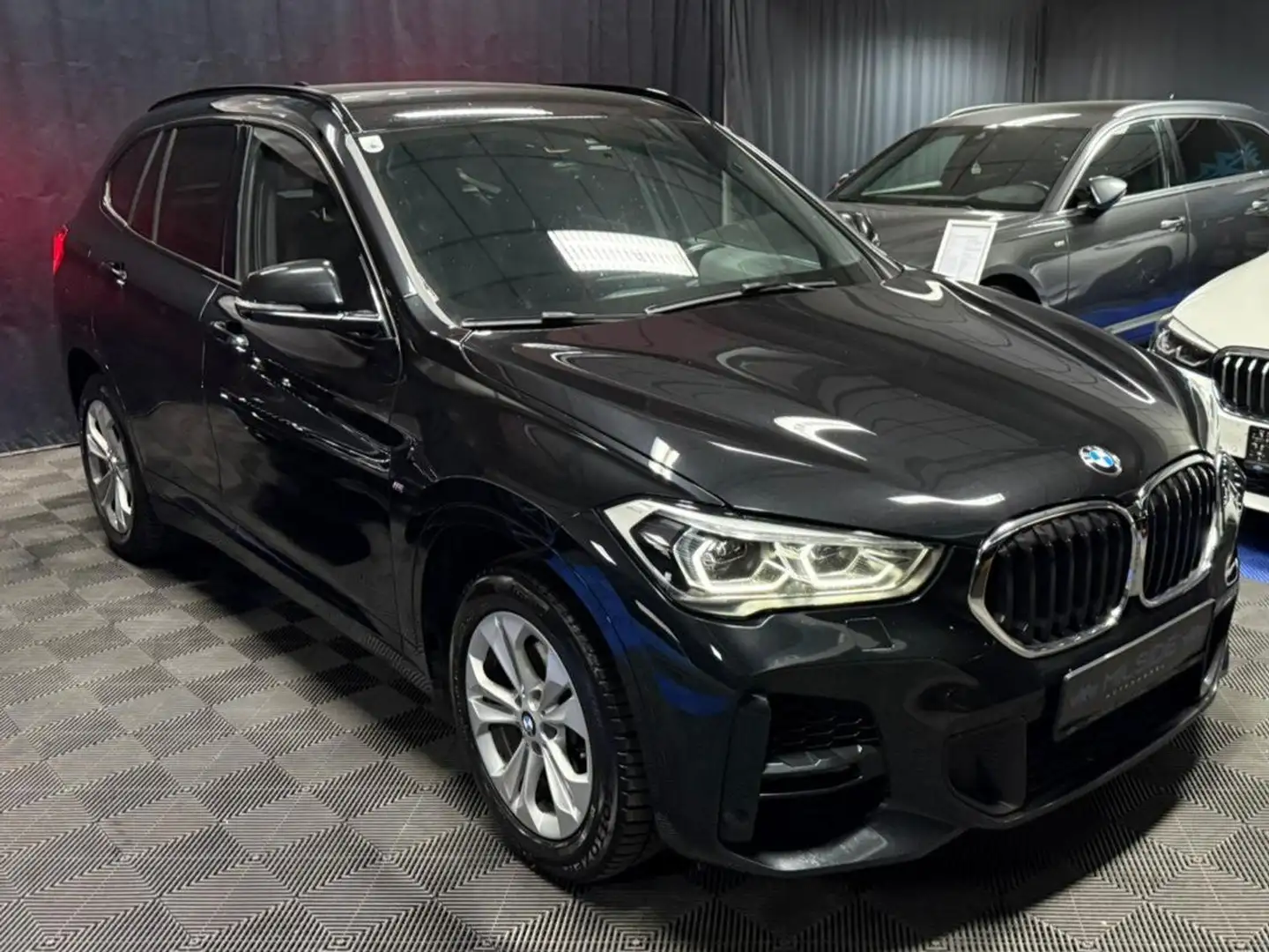BMW X1 M-SPORT,LED,HuD,AMBIENTE,HARMAN KARDON Schwarz - 1