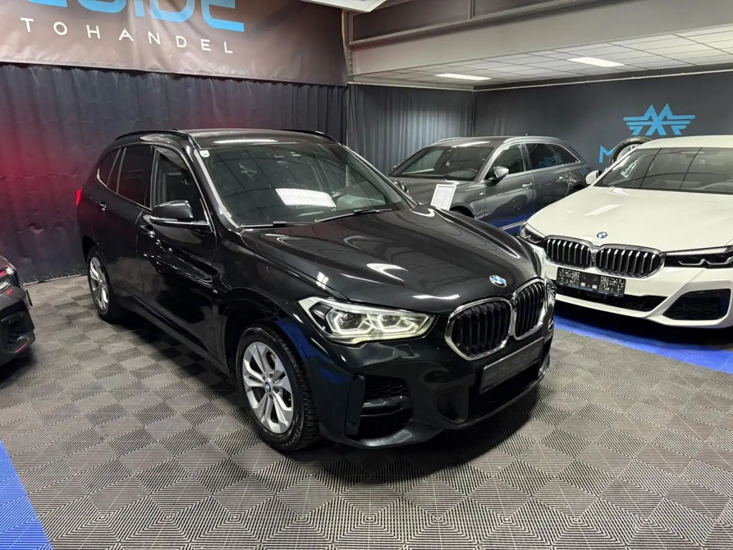 BMW X1 sDrive18d Schwarz - 1