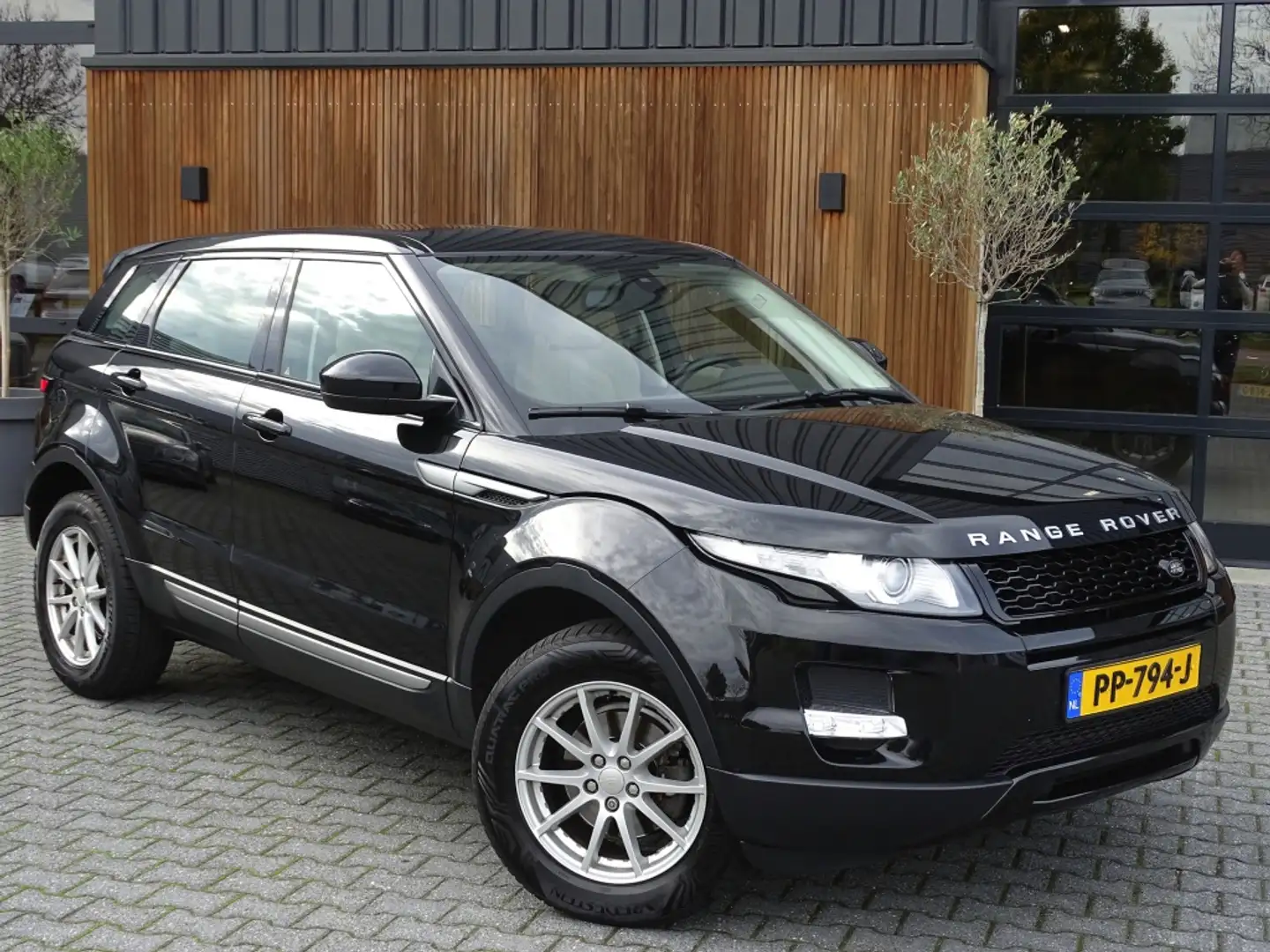 Land Rover Range Rover Evoque 2.2 eD4 2WD Pure / luxe pakket Noir - 2