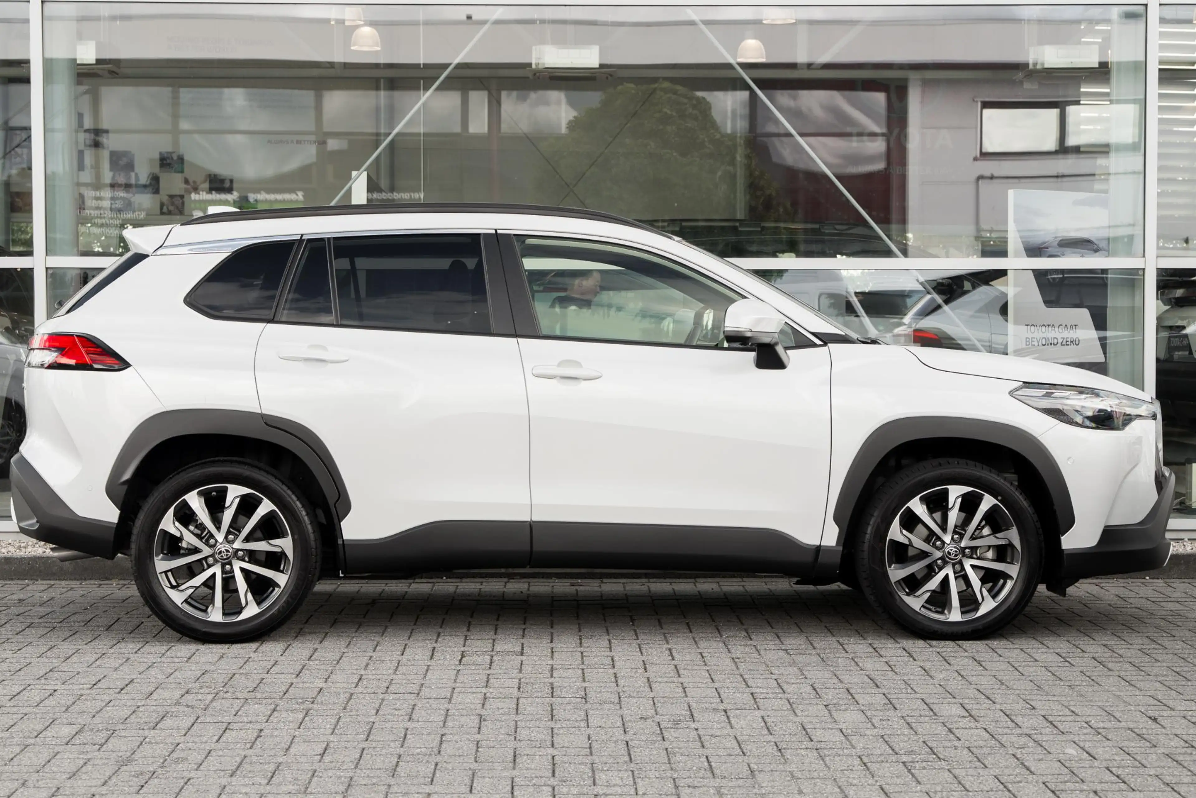 Toyota Corolla Cross Hybrid 200 Executive — photo 3