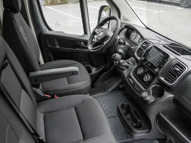 Opel Movano view 3
