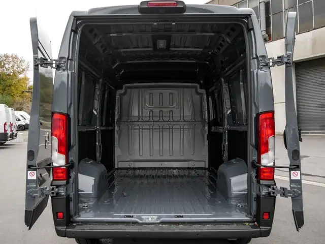Opel Movano view 13