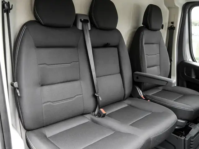 Opel Movano view 4
