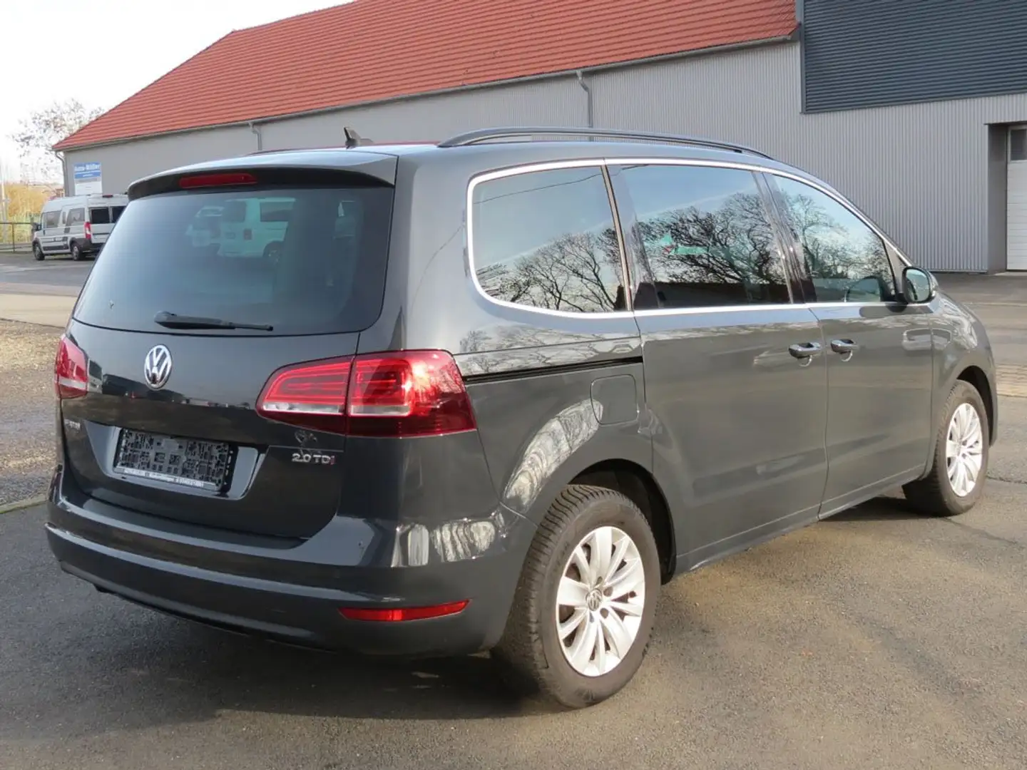 Volkswagen Sharan Comfortline Bi-Xenon Navi Kam 7-Sitze AHK Grau - 2