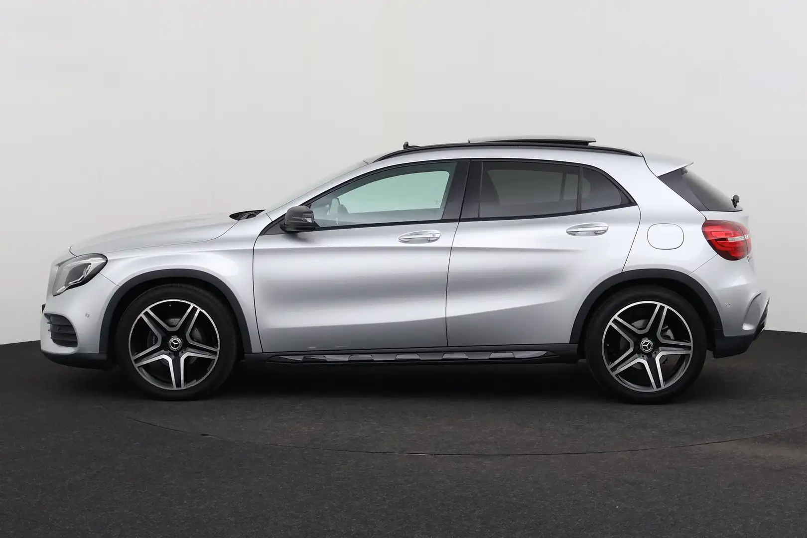 Mercedes-Benz GLA 180 AMG LINE + A/T + GPS + CAMERA + PDC + LEDER/ALCANT - 2