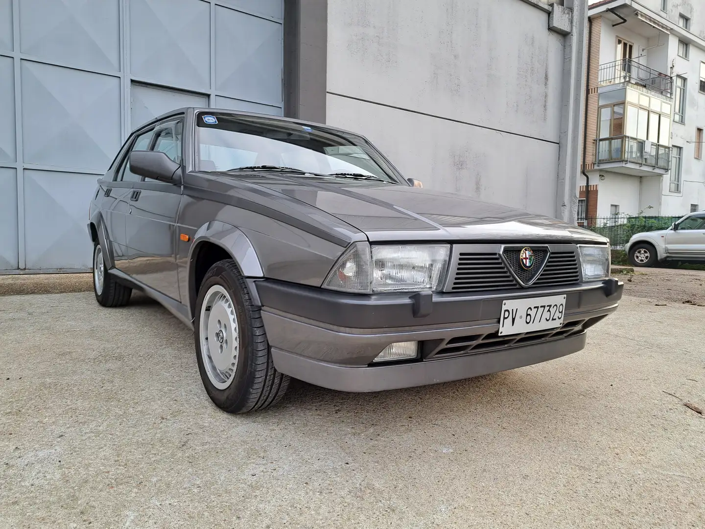 Alfa Romeo 75 2.0 TWIN SPARK PRIMA SERIE Gris - 1