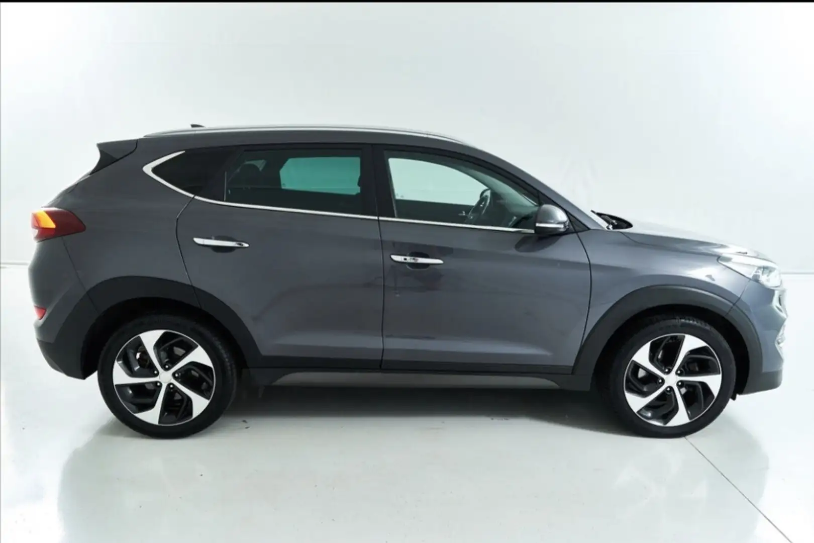 Hyundai TUCSON 2,0 CRDI 4WD Style Aut. Grau - 2